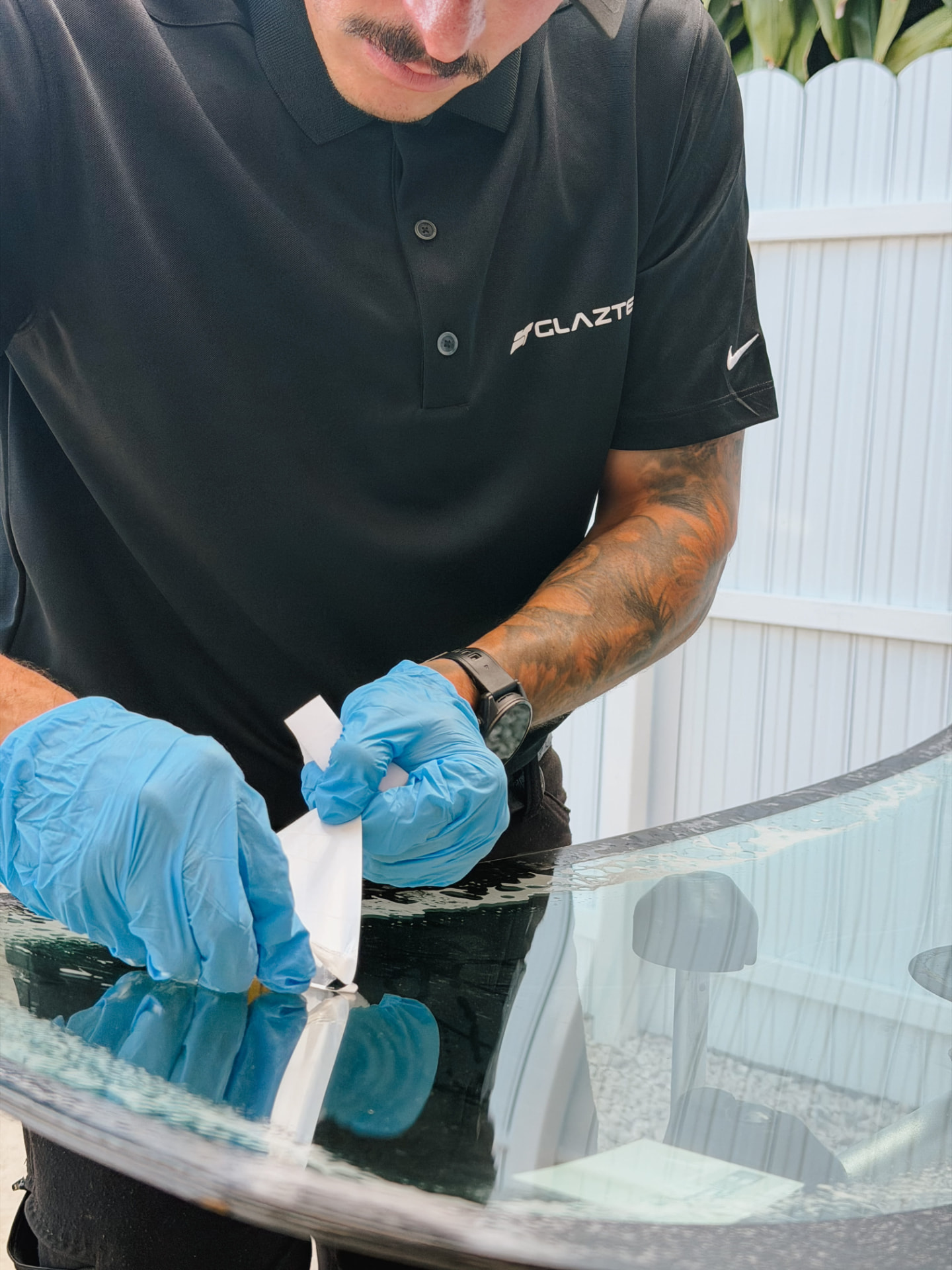 Técnico móvil trabajando en un parabrisas a domicilio en Miami